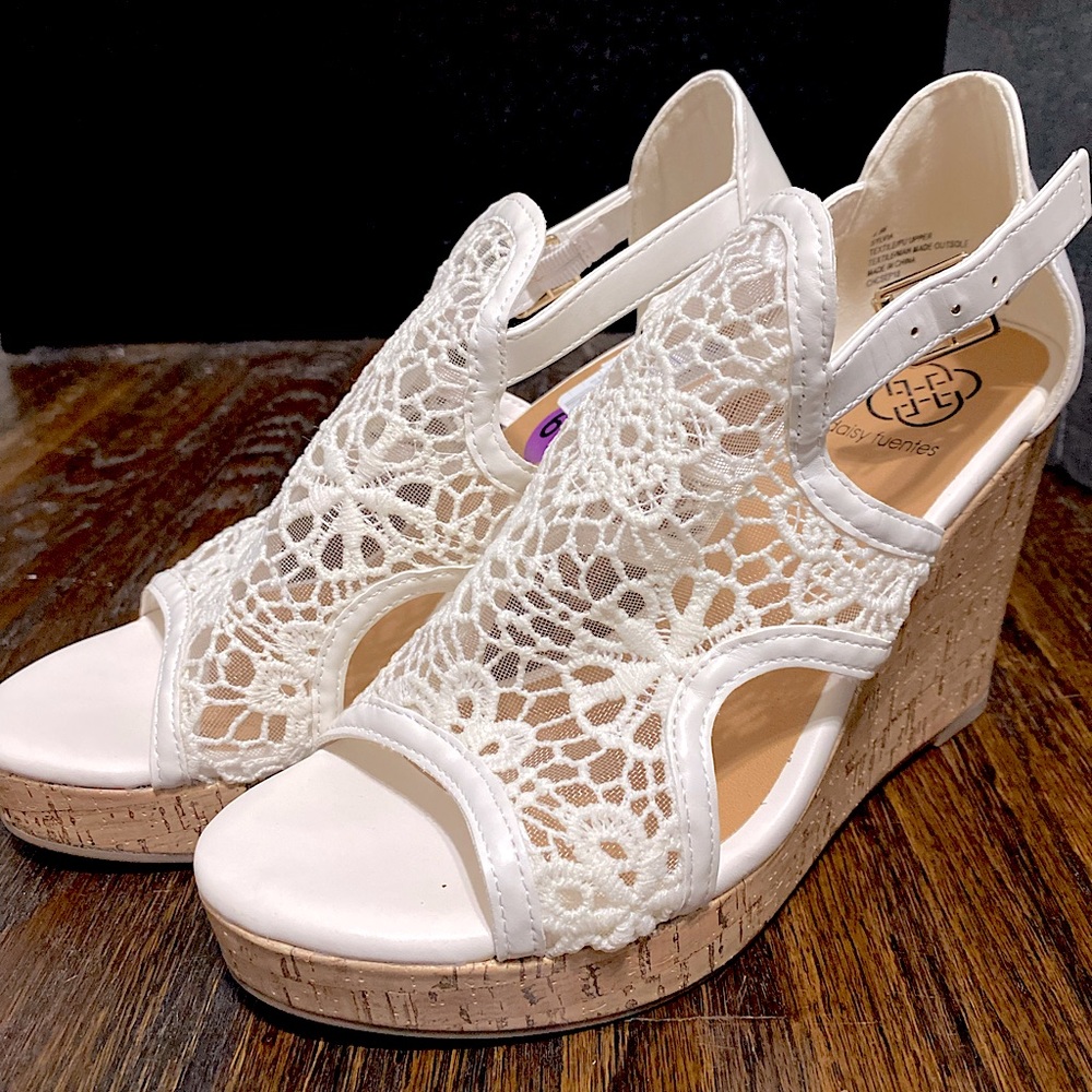 Daisy Fuentes Wedge Lace 6.5